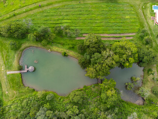 Vista aerea desde un drone del lago en un campo en la merced, catamarca, argentina