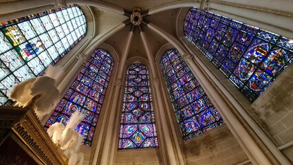 Vue des vitraux des chapelles de la cathédrale de Chartres - obrazy, fototapety, plakaty