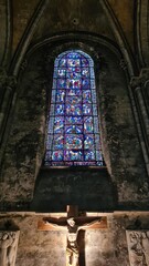 Vue d'un grand vitrail de la cathédrale de Chartres