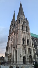 Fototapeta na wymiar La cathédrale de Chartres au coucher du soleil