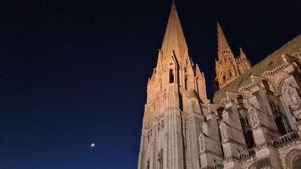 La cathédrale de Chartres au crépuscule au lever de lune