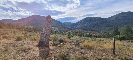 Le menhir des Pontils face au Bézis