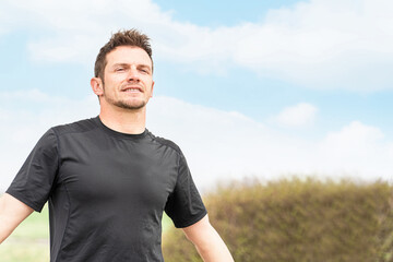 運動前に深呼吸してリフレッシュするスポーツウェアの白人男性
