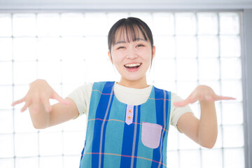おいでおいで～～と園児を呼ぶ保育士の先生