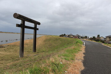 曇天の鹿島神宮1の鳥居と大利根サイクリングロード
