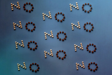 斜めにランダムに配置されたブロックのNOの綴りを使った壁紙