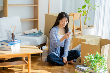 荷造りする若い女性