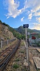 Station et quai du train jaune dans la vallée du Conflent dans les Pyrénées Catalanes