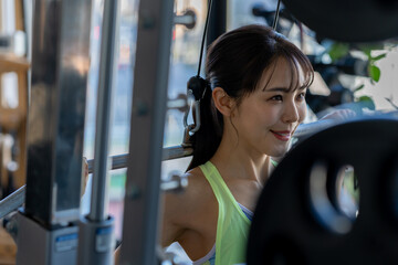 Obraz premium スポーツジムでトレーニングする若い女性