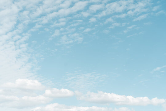 うろこ雲・ひつじ雲・いわし雲のある秋の空
