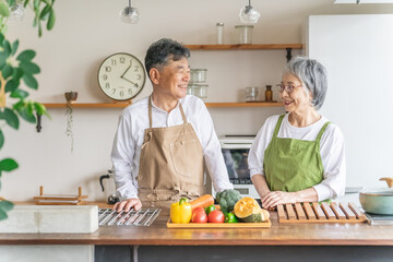 家で料理する日本人の高齢者夫婦（シニア老夫婦）
