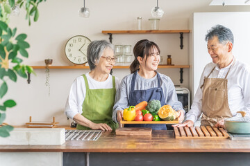 野菜を持つ高齢者夫婦と若い日本人（栄養士・ホームヘルパー・家事代行・介護）
 - obrazy, fototapety, plakaty