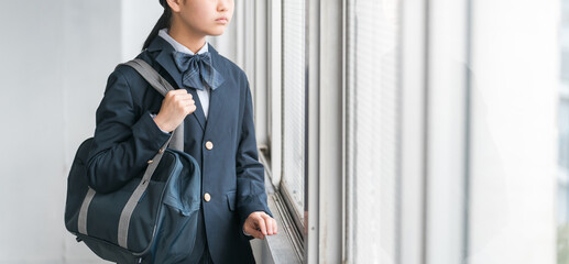 学校の教室にいる高校生・中学生・小学生の女の子（女子高生）
