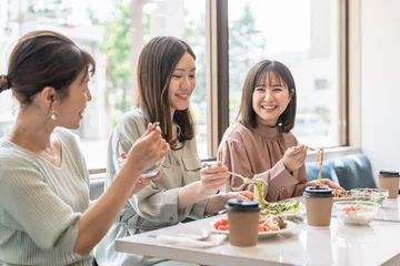 Foto op Aluminium 飲食店・レストラン・カフェで料理を食べる女友達・同僚・仲間・ママ友の女性たち  © buritora