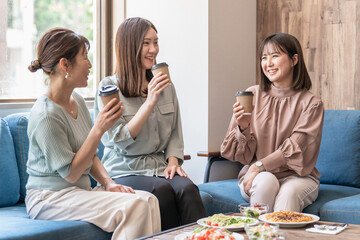 カフェのソファー席でコーヒー・紅茶を飲みながら会話する女性・OL・ママ友（ランチ・女子会）

