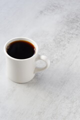 Obraz na płótnie Canvas 淹れたてのコーヒーが入った白いマグカップ 