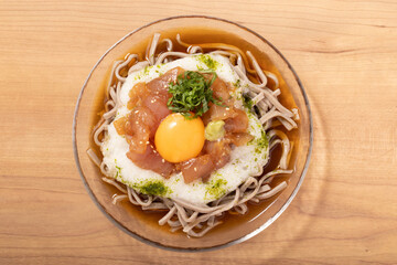 まぐろの山かけそば　（冷やし蕎麦）