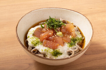 まぐろの山かけそば　（冷やし蕎麦）