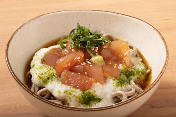 まぐろの山かけそば　（冷やし蕎麦）