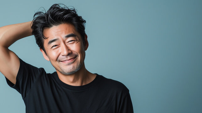 髪の毛を触る笑顔の男性　AI生成画像