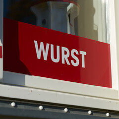 Schild mit der deutschen Aufschrift Wurst am Schaufenster einer Fleischerei - 741192854