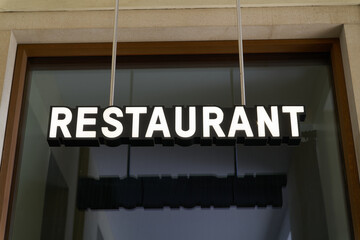 Schriftzug als Hinweis auf ein Restaurant in der Innenstadt von Berlin
- 741193234