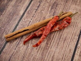 건조시킨 향신료 시나몬과 말린고추, 요리재료