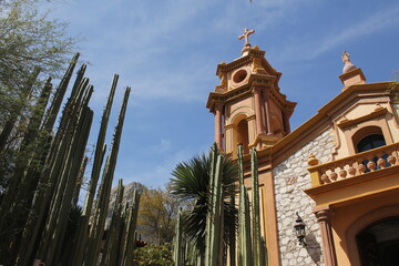 Capilla a orillas de Peña de Bernal, con cactáceas alrededor 