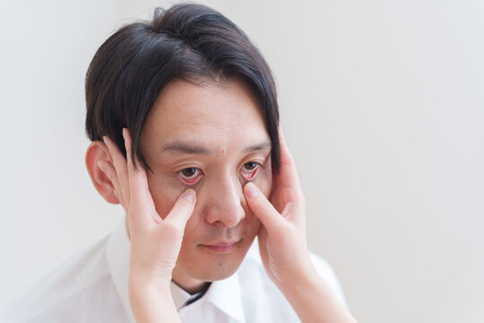 眼科で目の検査を受ける男性