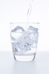 グラスに注がれた炭酸水