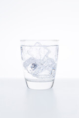 グラスに注がれた炭酸水