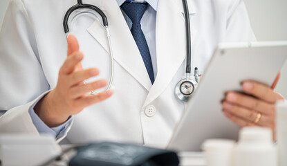 비대면진료를 하고있는 중년의 아시아인 의사