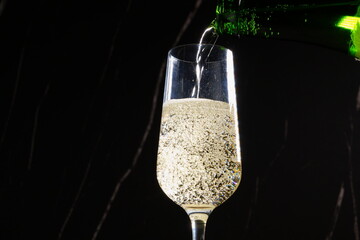 よく冷えたシャンパン（スパークリングワイン）をフルートグラスに注ぐ
