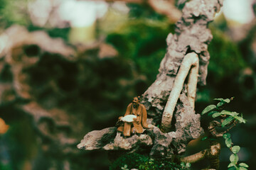 There are very few statue artisans or incense makers left in the era of industrialization. They work by hand, using the skillful skills that remain in society.