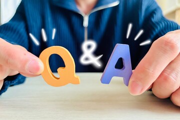 Q&Aの文字と男性・質問と解答 - obrazy, fototapety, plakaty
