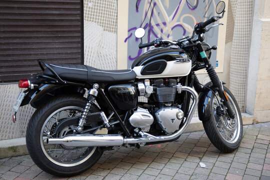 triumph bonneville t100 bonnie motorbike side view white black outdoor