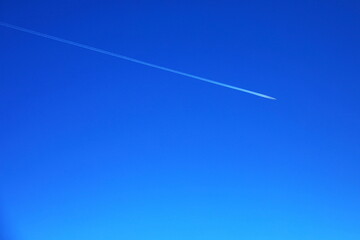 青空と飛行機雲
