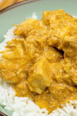 Butter chicken et riz en gros plan	