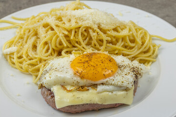steak à cheval et spaghettis, en gros plan