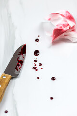 couteau ensanglanté et taches de sang sur un table