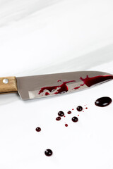 couteau ensanglanté et taches de sang sur un table
