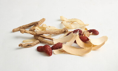 Chinese herbs for boosting energy and male vitality include Codonopsis roots, red dates, Chinese angelica, and Tongkat Ali slices.