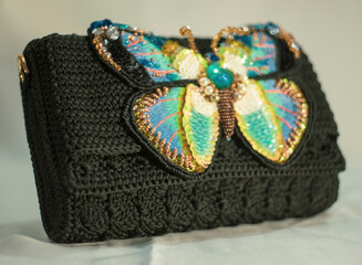 Handbags today have a flashy and sparkling look. On this occasion, decorations such as beads,...