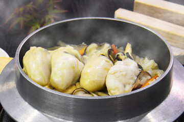 冬の味覚　ぷりぷりで濃厚なカキの釜飯