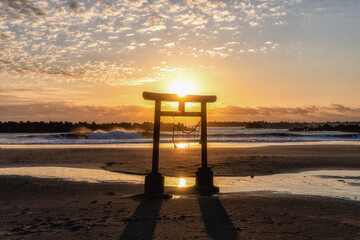 福島県いわき市　勿来海岸の鳥居と日の出