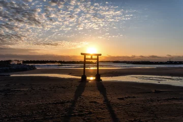 Deurstickers 福島県いわき市　勿来海岸の鳥居と日の出 © Hiroki Kobayashi