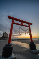 福島県いわき市　勿来海岸の鳥居と日の出