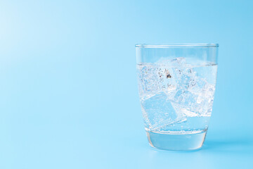 グラスに注がれた炭酸水