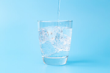 グラスに注がれた炭酸水
