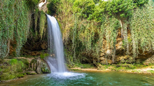 Paseo del Molinar Path, Molinar River Waterfall, Tobera, Montes Obarenes-San Zadornil Natural Park, Las Merindades, Burgos, Castilla y Le&oacute;n, Spain, Europe